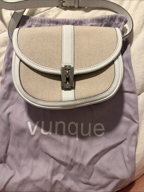 Vunque (Korean designer) Beige and White Crossbody Saddle Bag